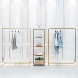 China La situación de oro del diseño nórdico viste el estante, estante de exhibición de tierra de la ropa de la tienda proveedor