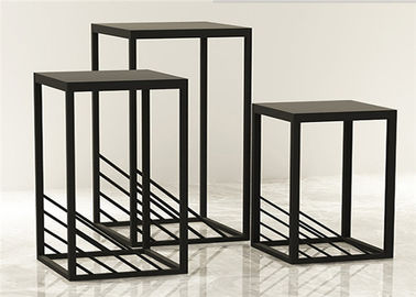 China Negro exquisito simple de los estantes y de los soportes de exhibición del metal para la tienda de gama alta de la ropa proveedor